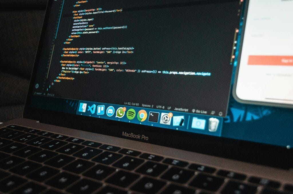 Une équipe de professionnels chez DevPub en pleine création, travaillant avec passion sur des projets de site internet innovants. L'engagement envers l'excellence digitale et la personnalisation au cœur de chaque conception.